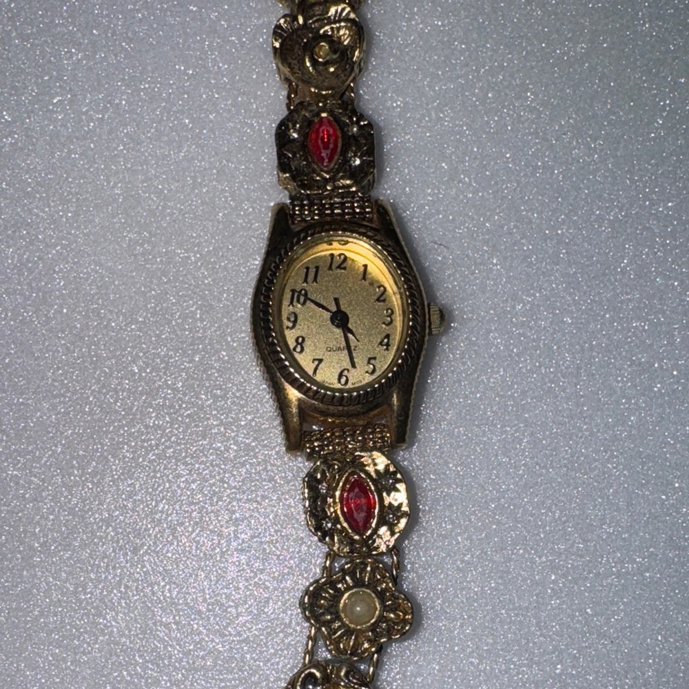 Vintage Avon fashion Wristwatch with gemstone accents and a gold tone chain - Picture 2 of 5